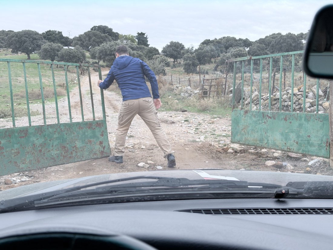 Una de las puertas ganaderas: abrir, pasar y cerrar.